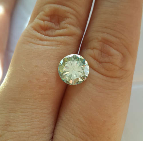 3.083 ct Light Green Moissanite
