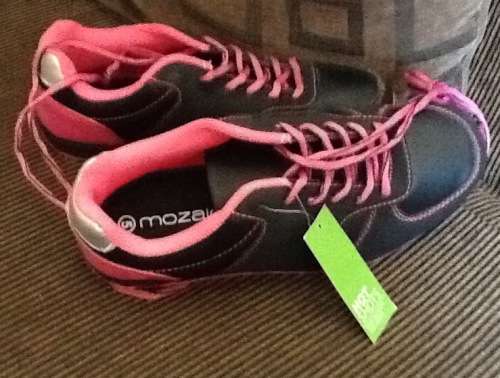 Ackermans girls sport tekkies shoes black and shocking pink - with tags on  - size 5