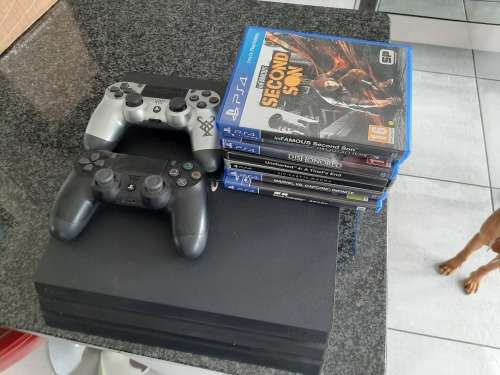 Playstation 4 Pro + 2 Controllers + 7 Games