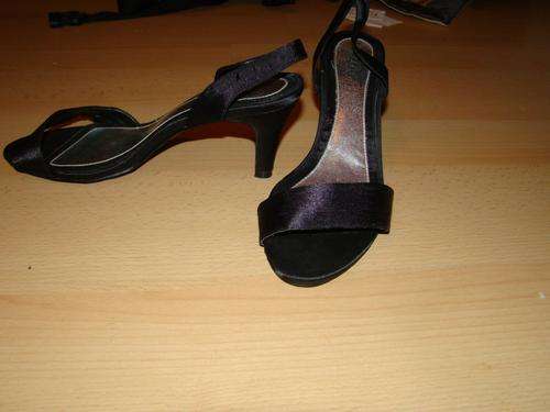 Zoom ladies shoe (size 5)