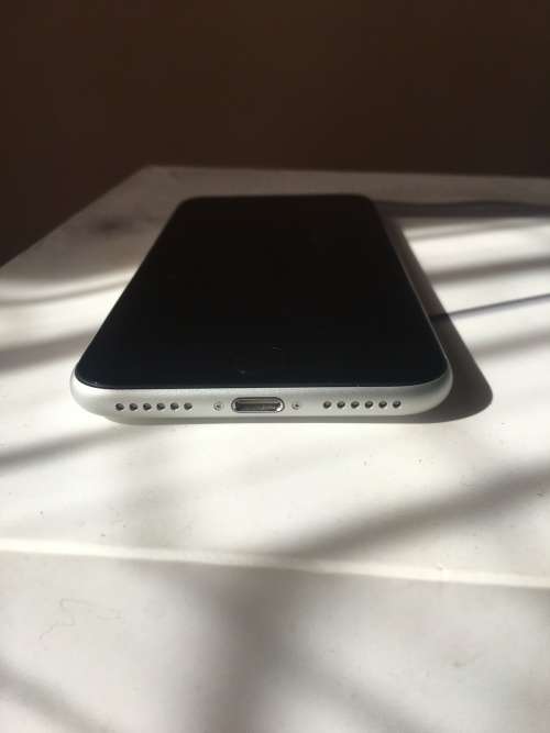 iPhone SE - 2nd - 2020|| 64GB || WHITE || Immaculate - Practcally NEW - Scratchless