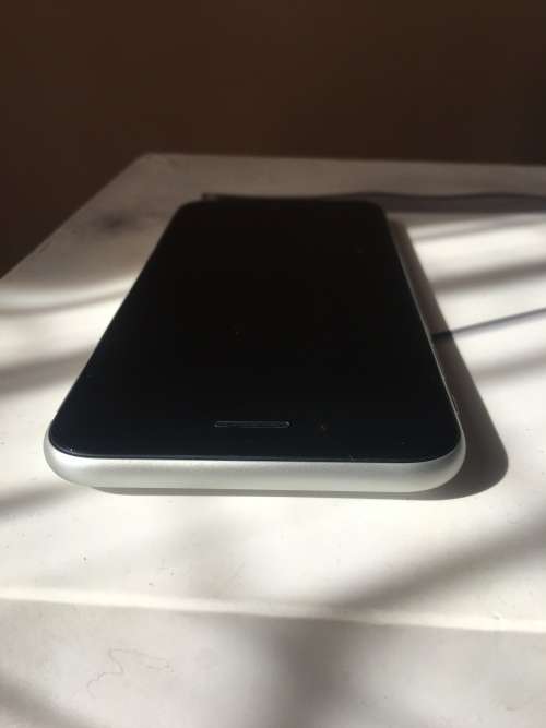 iPhone SE - 2nd - 2020|| 64GB || WHITE || Immaculate - Practcally NEW - Scratchless