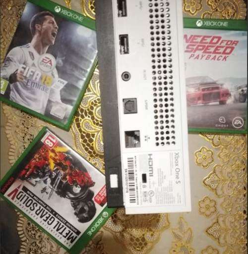 XBOX ONE S 500GB CONSOLE BUNDLE.