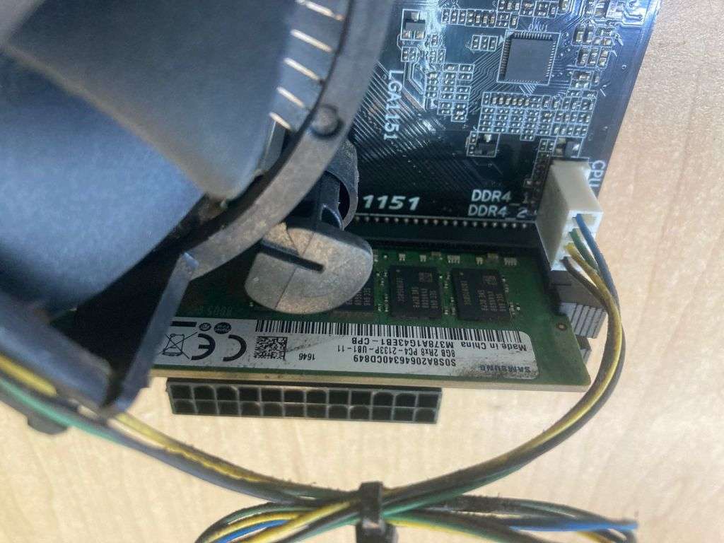 COMBO GIGABYTE H110M HD2 MOTHERBOARD + i5-6400 CPU 8th GEN + 8GB DDR4