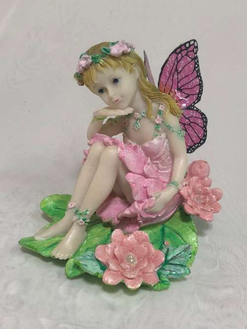Fairy - Fairy sitting on a leaf - Polyresin fairy with beautiful resin wings