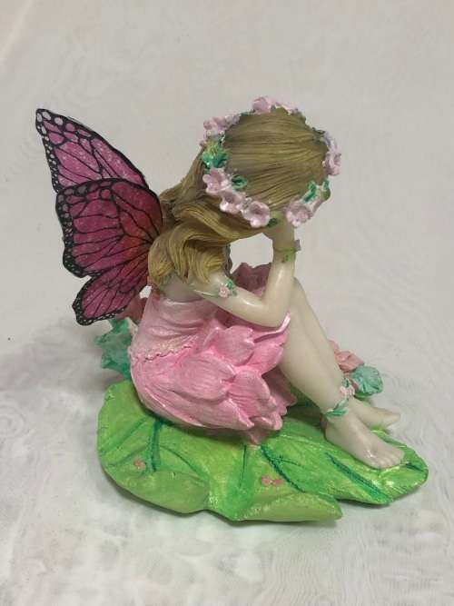 Fairy - Fairy sitting on a leaf - Polyresin fairy with beautiful resin wings