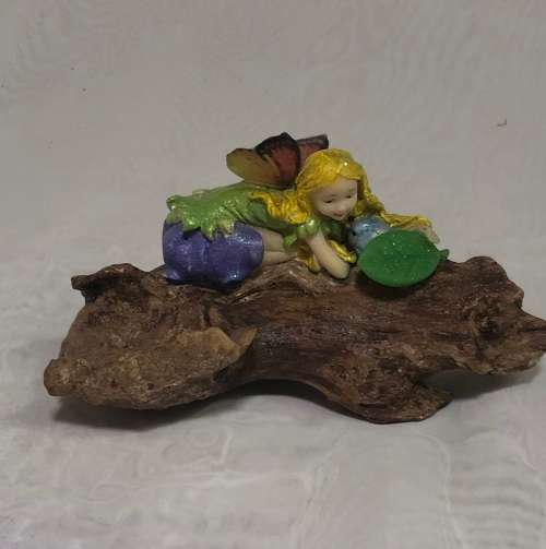 Fairy - Fairy on a tree stump - Polyresin fairy with beautiful resin wings