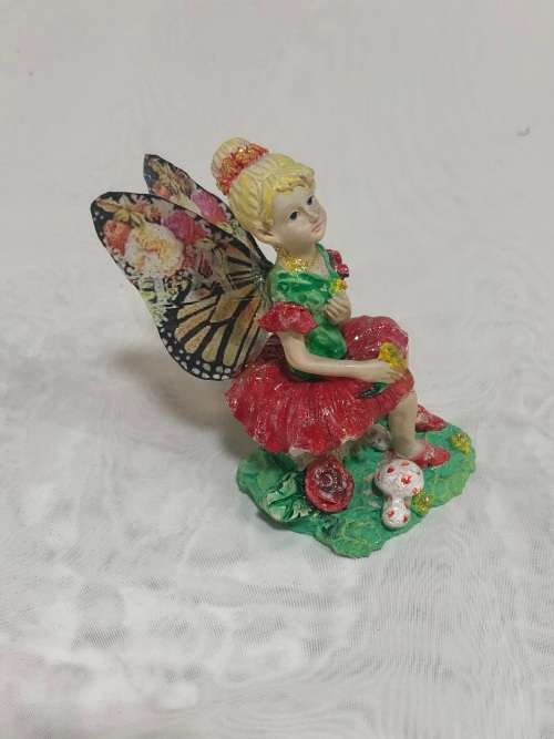Fairy - Fairy on a mushroom - Polyresin fairy with beautiful resin wings