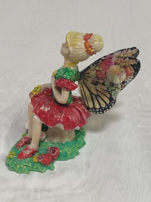 Fairy - Fairy on a mushroom - Polyresin fairy with beautiful resin wings