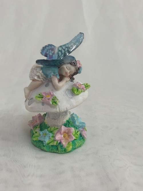 Fairy - Fairy sleeping on a toadstool - Polyresin fairy with beautiful resin wings