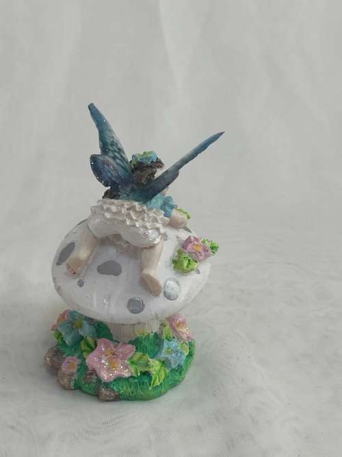 Fairy - Fairy sleeping on a toadstool - Polyresin fairy with beautiful resin wings