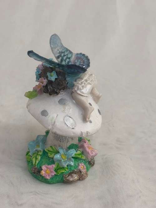 Fairy - Fairy sleeping on a toadstool - Polyresin fairy with beautiful resin wings