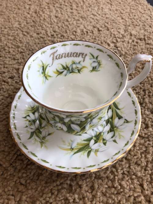 Royal Albert : Flower of the month cup & saucer (January)