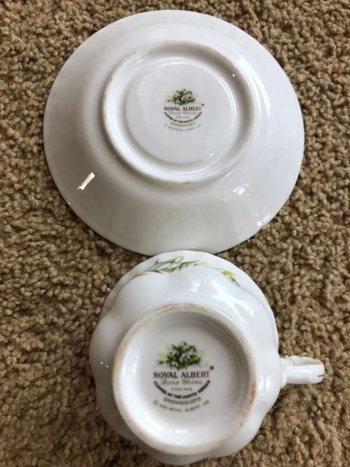 Royal Albert : Flower of the month cup & saucer (January)