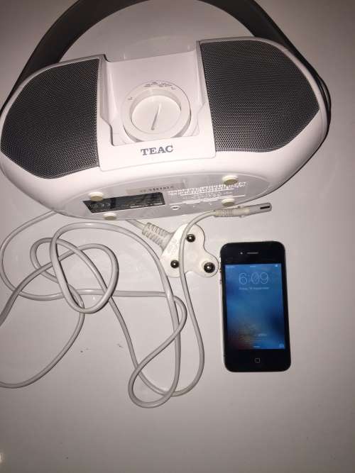 IPHONE 4S!!! GOOD CONDITION!!! BARGAIN!!! HURRY!!! INCLUDES DOCKING STATION!!!
