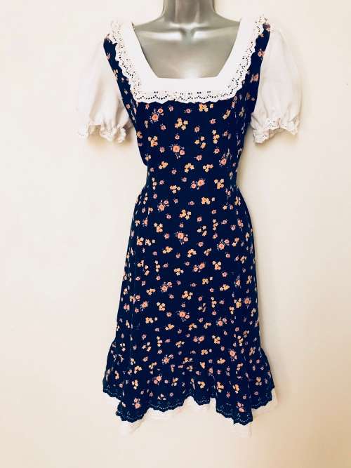 12 / 36 prairie dress with collar vintage designer is CORONET