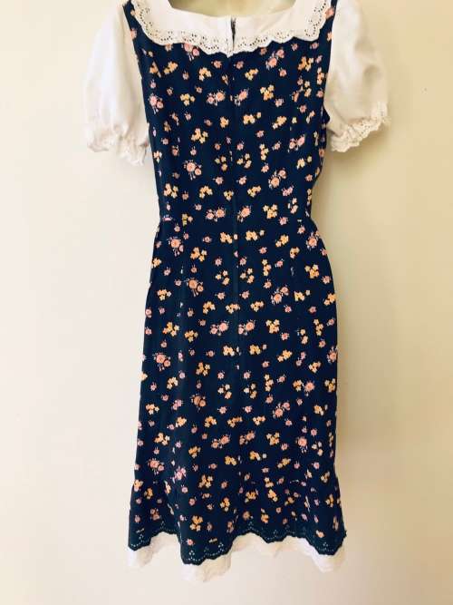 12 / 36 prairie dress with collar vintage designer is CORONET