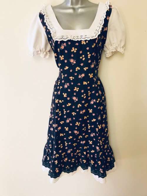 12 / 36 prairie dress with collar vintage designer is CORONET