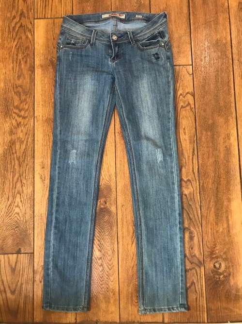 10 / 34 Designer is SISSY BOY Jon Jon SKINNY jeans