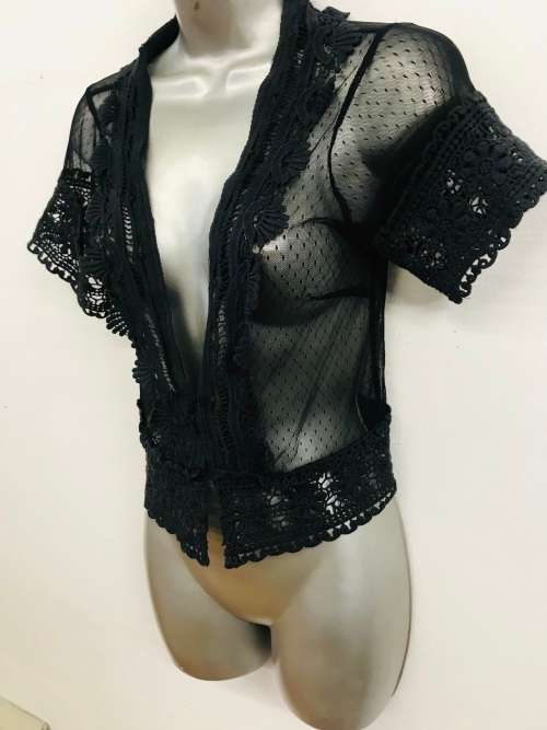 10 - 12 / 34 - 36 gorgeous black lace crochet ornate jersey top over a camisole top