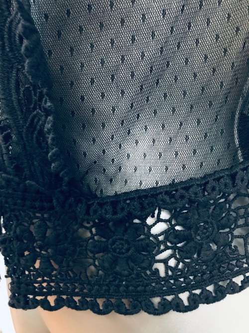 10 - 12 / 34 - 36 gorgeous black lace crochet ornate jersey top over a camisole top