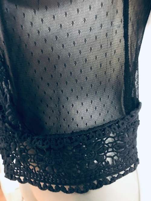 10 - 12 / 34 - 36 gorgeous black lace crochet ornate jersey top over a camisole top