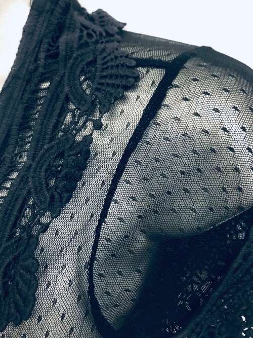 10 - 12 / 34 - 36 gorgeous black lace crochet ornate jersey top over a camisole top