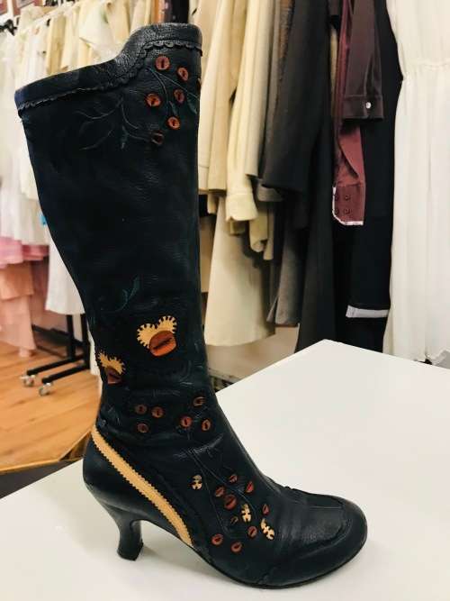 3 1/2 imported leather boots must see Victorian heel