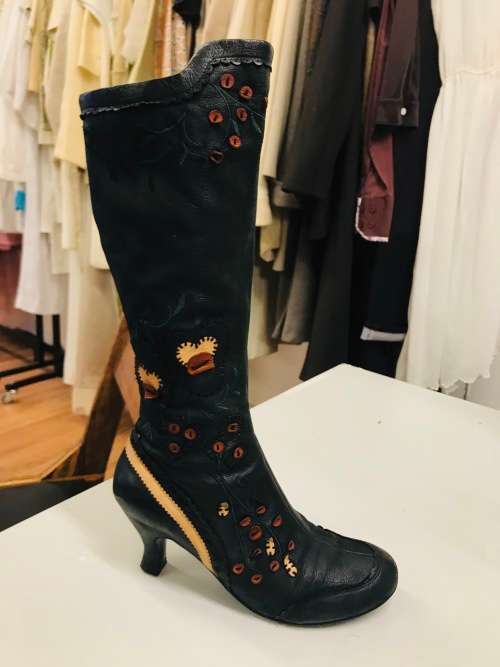 3 1/2 imported leather boots must see Victorian heel