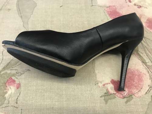 Size 7 / 40 black leather DESIGNER PRINGLE peep toe shoes stunning!