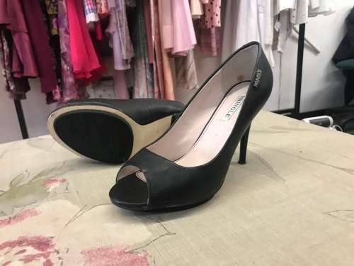 Size 7 / 40 black leather DESIGNER PRINGLE peep toe shoes stunning!