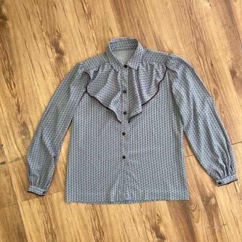 Made in ITALY frill neckline with beautiful fabric must be seen. Suits a 34