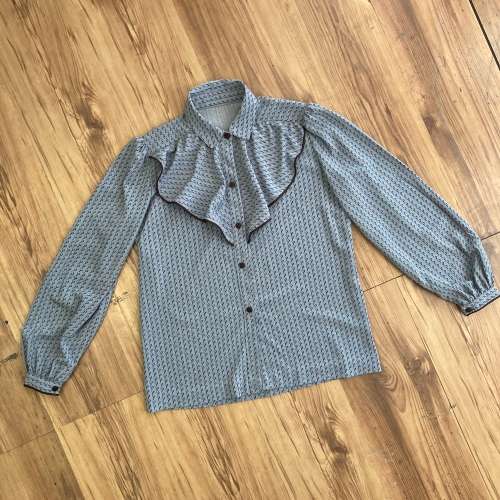 Made in ITALY frill neckline with beautiful fabric must be seen. Suits a 34