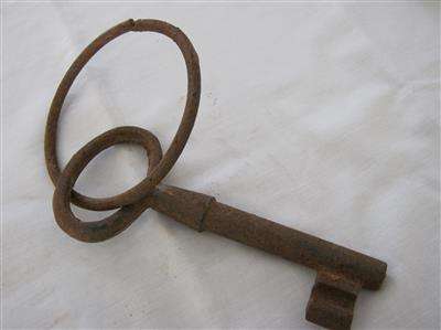 VINTAGE KEY..19cm LONG the LOOP 12cm ACROSS...