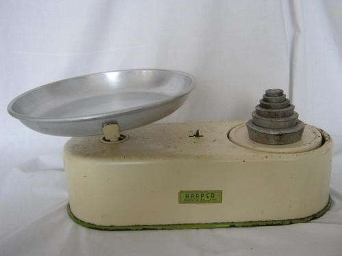 VINTAGE HARPER KITCHEN SCALE WITH ALUMINIUM PAN AND SET GRADUATED CAST IRON WEIGHTS..