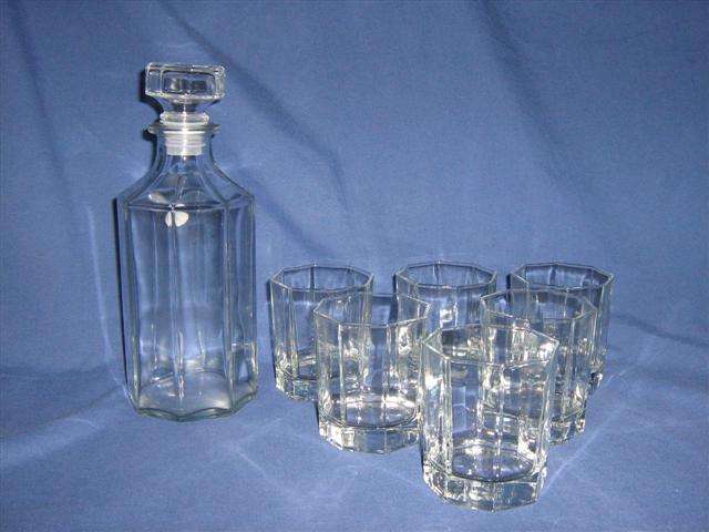 OCTAGONAL  DECANTER WITH 6 HEAVY BASED WHISKY GLASSES