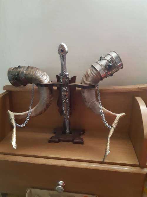 VIKING DRINKING HORNS WITH STAND AND DAGGER