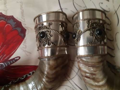 VIKING DRINKING HORNS WITH STAND AND DAGGER