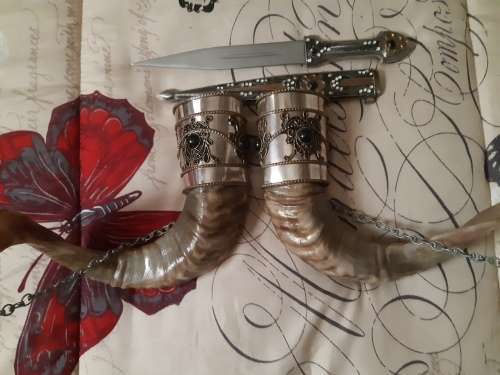 VIKING DRINKING HORNS WITH STAND AND DAGGER