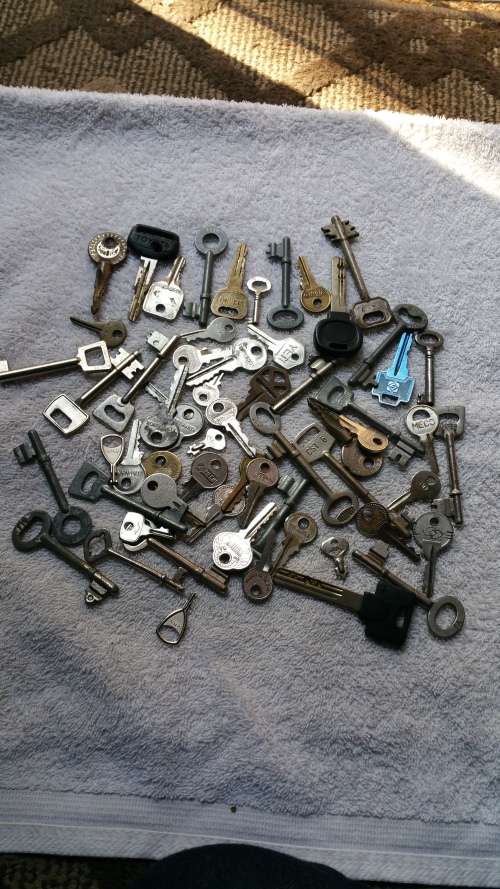Various old keys x 60