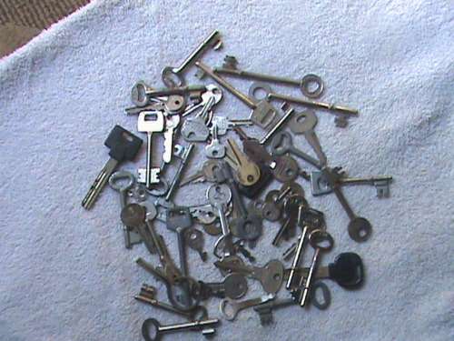 Various old keys x 60