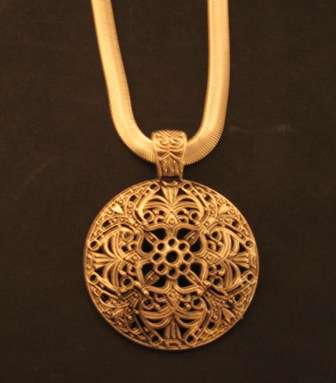 ***Beautiful Round Filigree Pendant on Silver 6mm Snake Chain ***