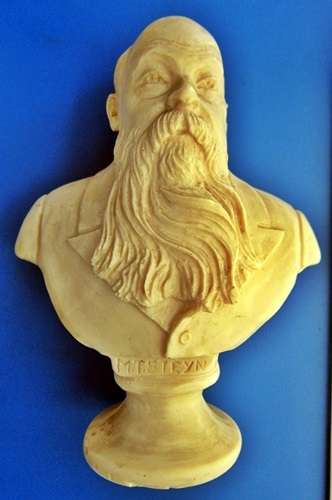 ## M.T. Steyn Bust by P. Minnaar 1978 ** +/- 200mm x +/-93mm - Note Ear is Chipped ##
