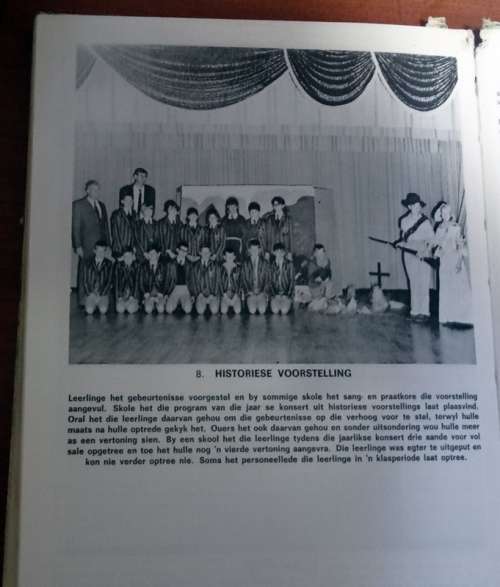 Fotobeeld van 300 Monumente, Standbeelde en Gedenktekens Langs die Pad (Spine Damage)