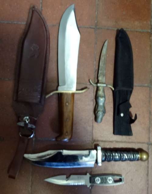 Various Knives on Auction. One bid takes all