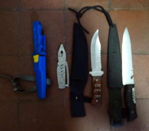 Various Knives on Auction.One bid takes all