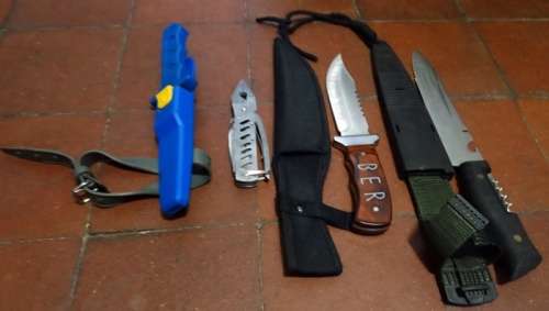 Various Knives on Auction.One bid takes all