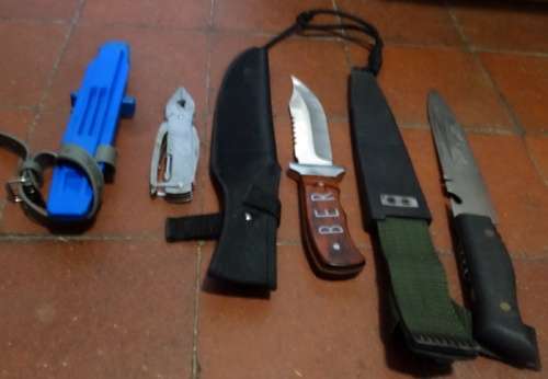 Various Knives on Auction.One bid takes all