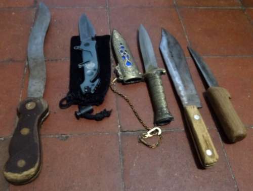 Various Knives on Auction.One bid takes all