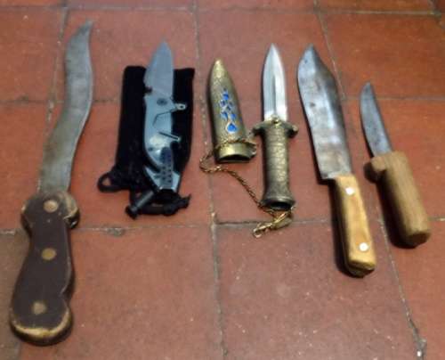 Various Knives on Auction.One bid takes all